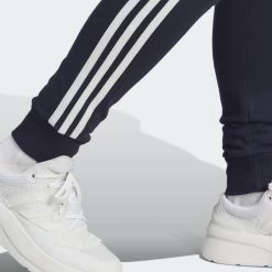 ADIDAS Essentials 3-Stripes French Terry Cuffed Broek -Kleding Verkoop essentials 3 stripes french terry cuffed broek 4